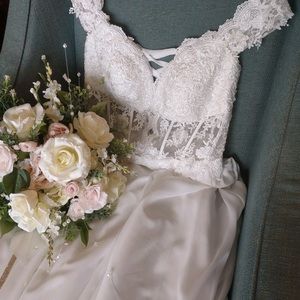 Lace wedding dress & veil